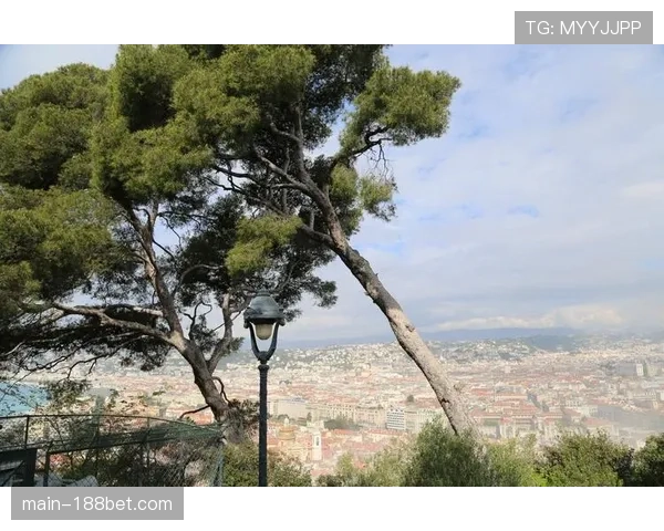 摩纳哥中场绞杀网构建成功 限制尼斯反击推进路线